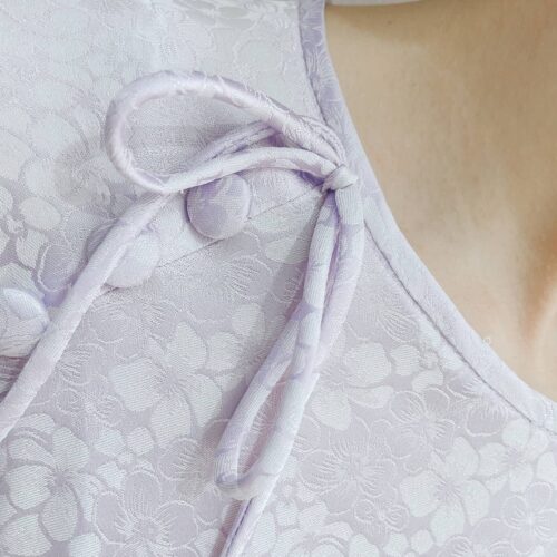 Alternative view of Áo dài màu tím cổ tròn nơ 2 bên AD31